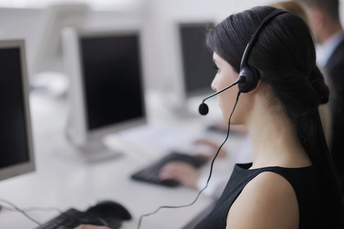Gruppe von Geschäftsleuten mit Kopfhörern, die Kunden im Helpdesk-Büro unterstützen, Manager, der Schulungen und Anweisungen gibt; Recht, Steuern, Telefonverträge