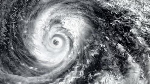 Auge des Hurrikans. Hurrikan auf schwarzem Hintergrund. Taifun über dem Planeten Erde. Supertaifun der Kategorie 5. Ansichten aus dem Weltraum. Elemente dieses Bildes wurden von der NASA zur Verfügung gestellt