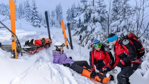 Unfall, Skiunfall, Skifahrerin mit gebrochenem Bein, Sportunfälle