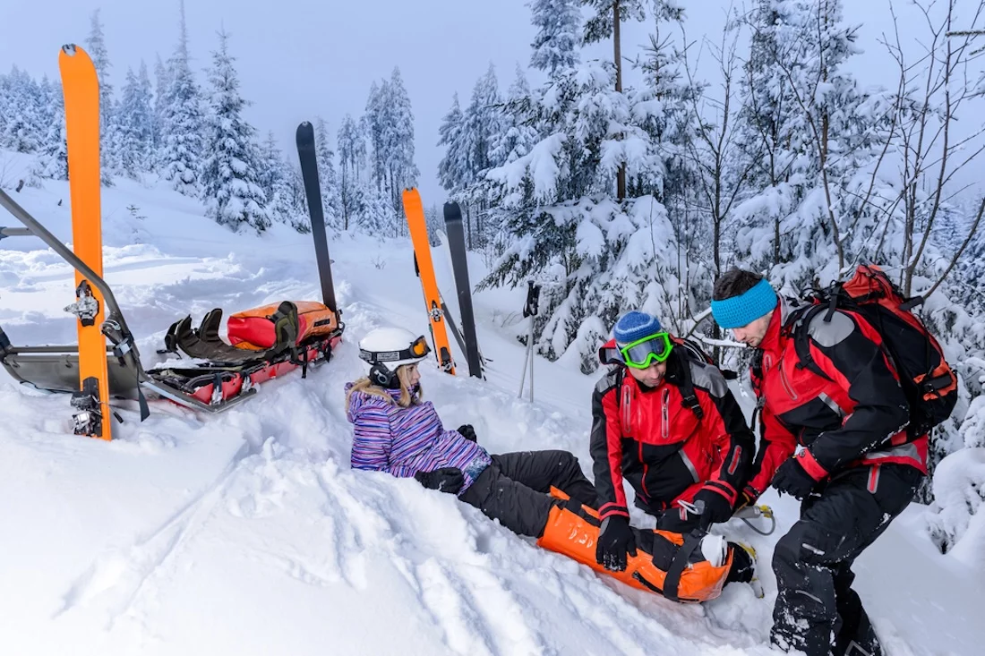Unfall, Skiunfall, Skifahrerin mit gebrochenem Bein, Sportunfälle