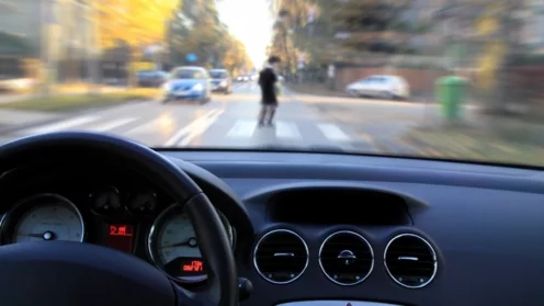Ein Fußgänger vor einem Auto, Unfallforschung, Unfall, Recht, Kfz, GDV