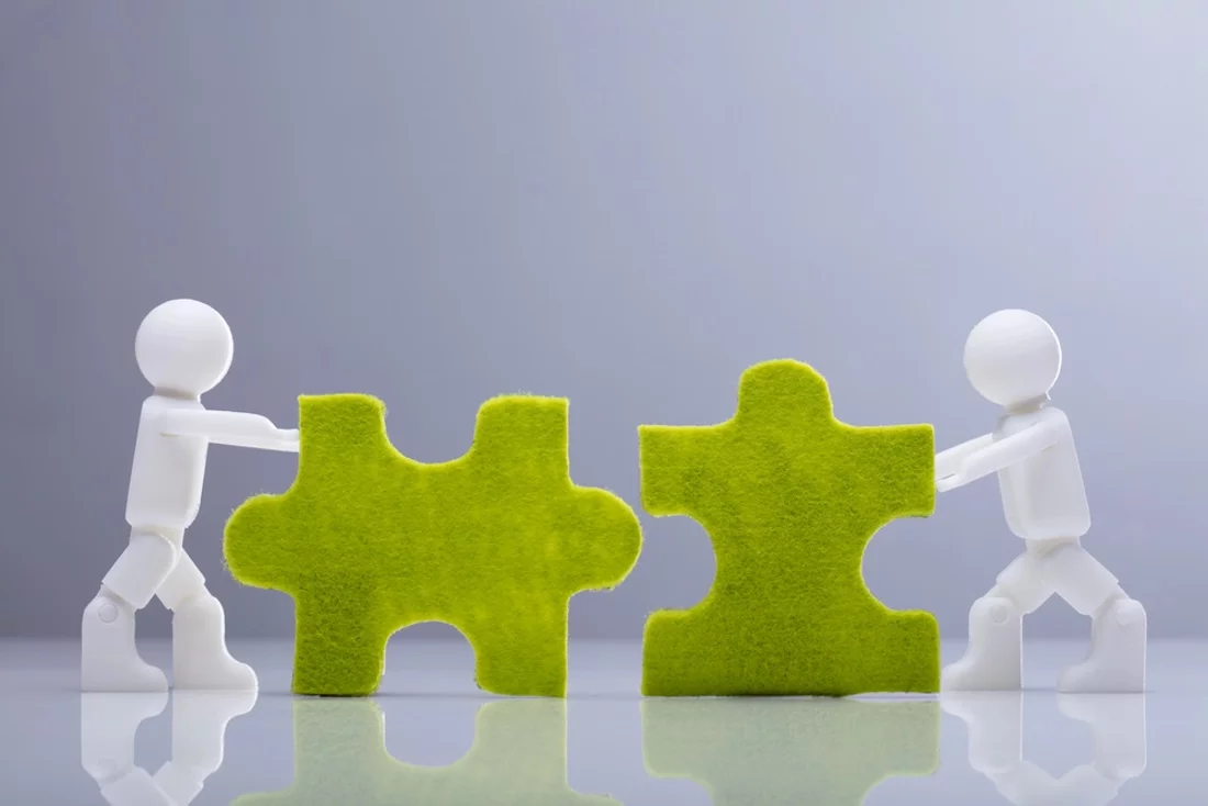 Puzzleteile, die zusammengesteckt werden, Fusion, Passgenau, Zusammenschluss