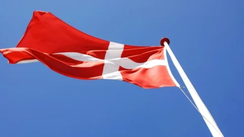 Dänische Flagge vor blauem Himmel