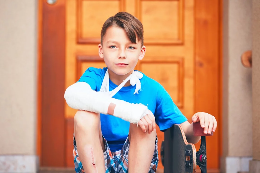 Kind, Junge, mit bandagiertem Arm, Unfall, Unfallversicherung, Gesundheit, private Unfallversicherung