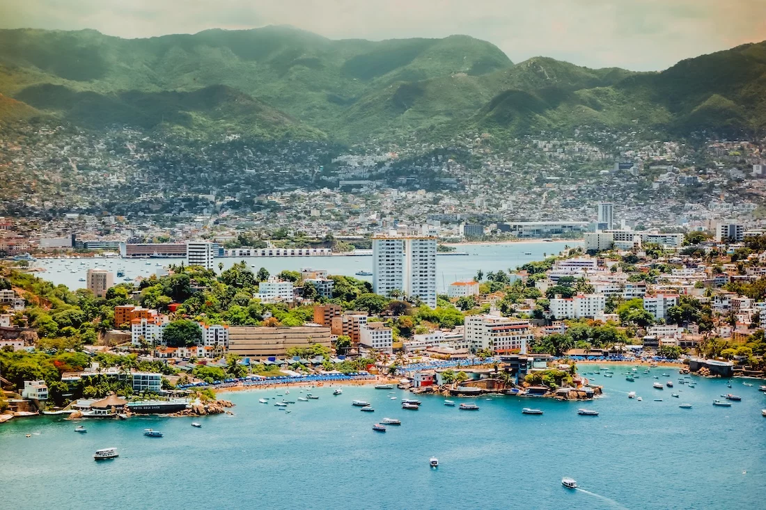 Die Stadt Acapulco, Mexico. Küstenstadt, Klimarisiken, Meeresspie