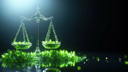 Eine elegante juristische Waage, umgeben von üppigem Grün und vor einem dunklen, spiegelnden Hintergrund, symbolisiert Umweltrecht und unternehmerische Verantwortung - ideal, um ökologische Fairness und nachhaltige Geschäftspraktiken zu präsentieren.