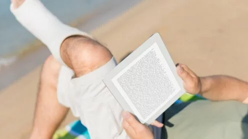 verletzter mann im urlaub, Krank im Urlaub, Arbeitrecht, Arag, Recht und Steuern