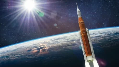 NASA-Rakete ARtemis II in der Umlaufbahn über der Erde
