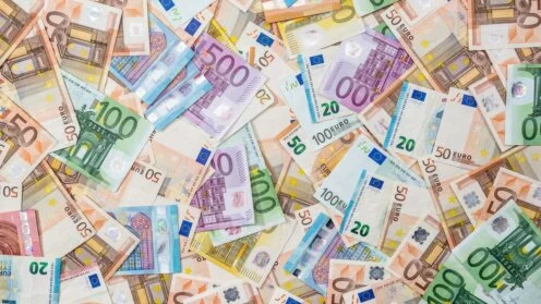 Viele verschiedene Euro-Scheine durcheinander, ungeordnet