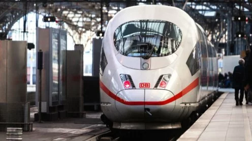 ICE im Bahnhof