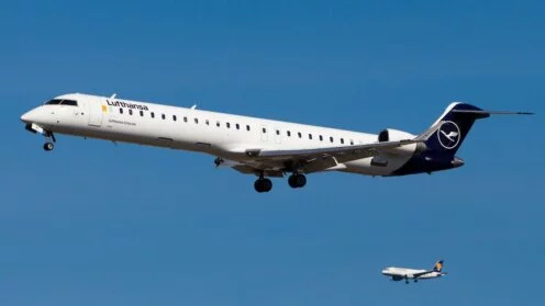 Zwei Flugzeuge der Lufthansa Cityline in der Luft