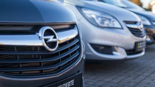 Mehrere Opel-Fahrzeuge im Außenbereich eines Händlers, frontal mit Kühlergrill im Fokus.