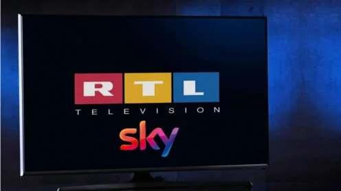TV mit RTL- und Sky-Logo auf dem Bildschirm