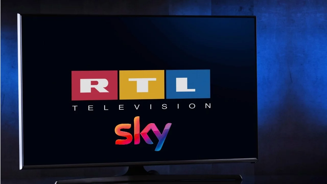 TV mit RTL- und Sky-Logo auf dem Bildschirm