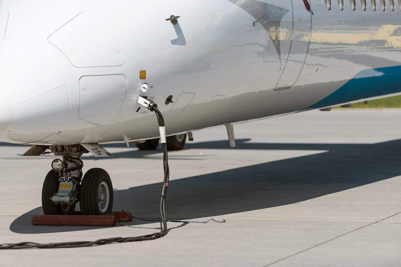 Flugzeug wird betankt