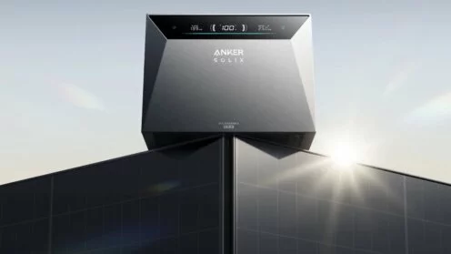 Anker Solix Solarbank steht auf Solarmodulen