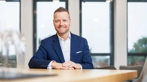 Christian Linnewedel an einem Konferenztisch