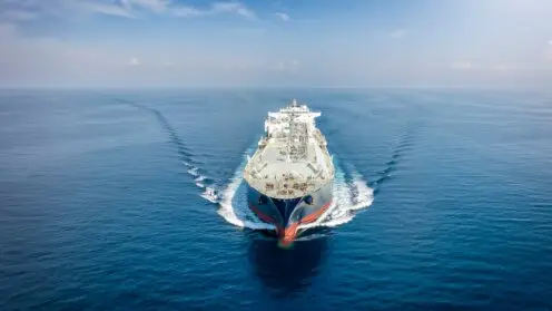 Ein großer Tanker fährt auf offener See frontal auf die Kamera zu.