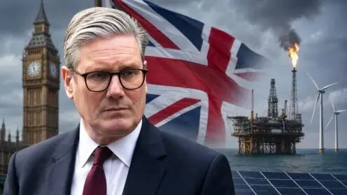 Keir-Starmer-ähnliche Person vor britischer Flagge, Big Ben, Ölplattform, Windrädern und Solaranlagen.