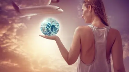 Frau hält Globus in der Hand