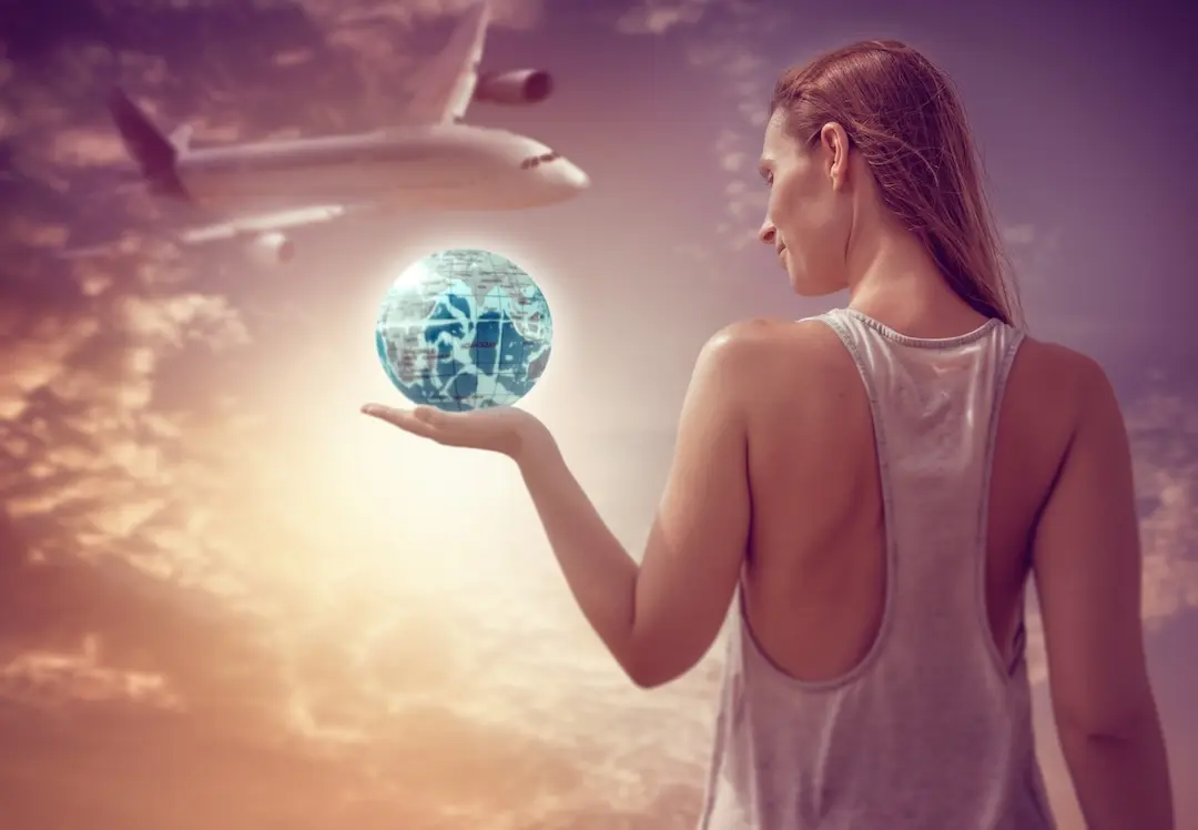 Frau hält Globus in der Hand