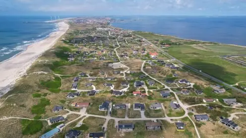 Luftaufnahme der Ferienhäuser (Strasse Mettes Bjerg) bei Hvide Sande mit Strand, Dünen und dem Ringkøbing Fjord an der Westküste