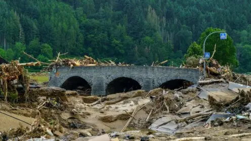 Die Nepomuk Bürcke über die Ahr bei Rech nach der Flutkatastrophe im Juli 2021. Die denkmalgeschützte Brücke wurde im Jahr 2023 dann abgerissen.