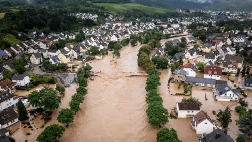 Luftaufnahme eines überfluteten Ortes im Ahrtal mit überschwemmten Straßen, Häusern und braunem Hochwasser nach der Flutkatastrophe im Juli 2021.