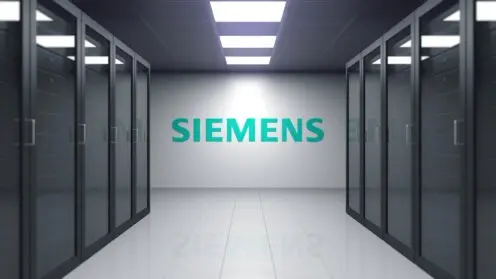 Siemens-Logo an einer Wand in einem Server-Raum.