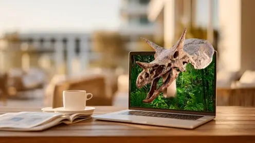 Foto eines Dinosaurier-Schädels, montiert in einen Laptopbildschirm