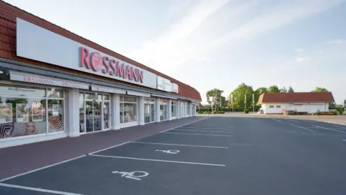 Foto des Geschäftszentrums Seelow mit Rossmann-Schiftzug.