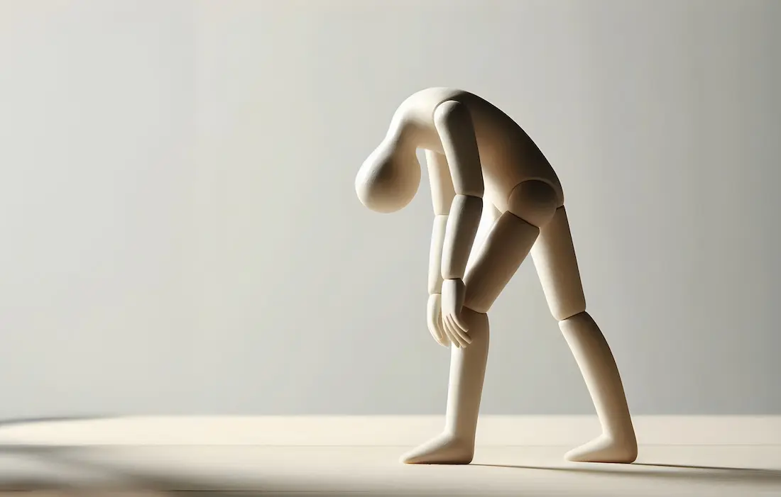 Eine Person Figur vornüber gebeugt vor Müdigkeit, lässt die Arme hängen, heller Hintergrund,