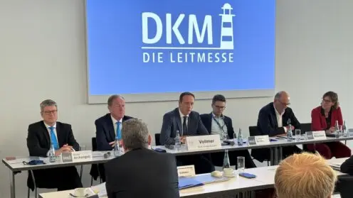 Podium der DKM Pressekonferenz mit sechs Personen