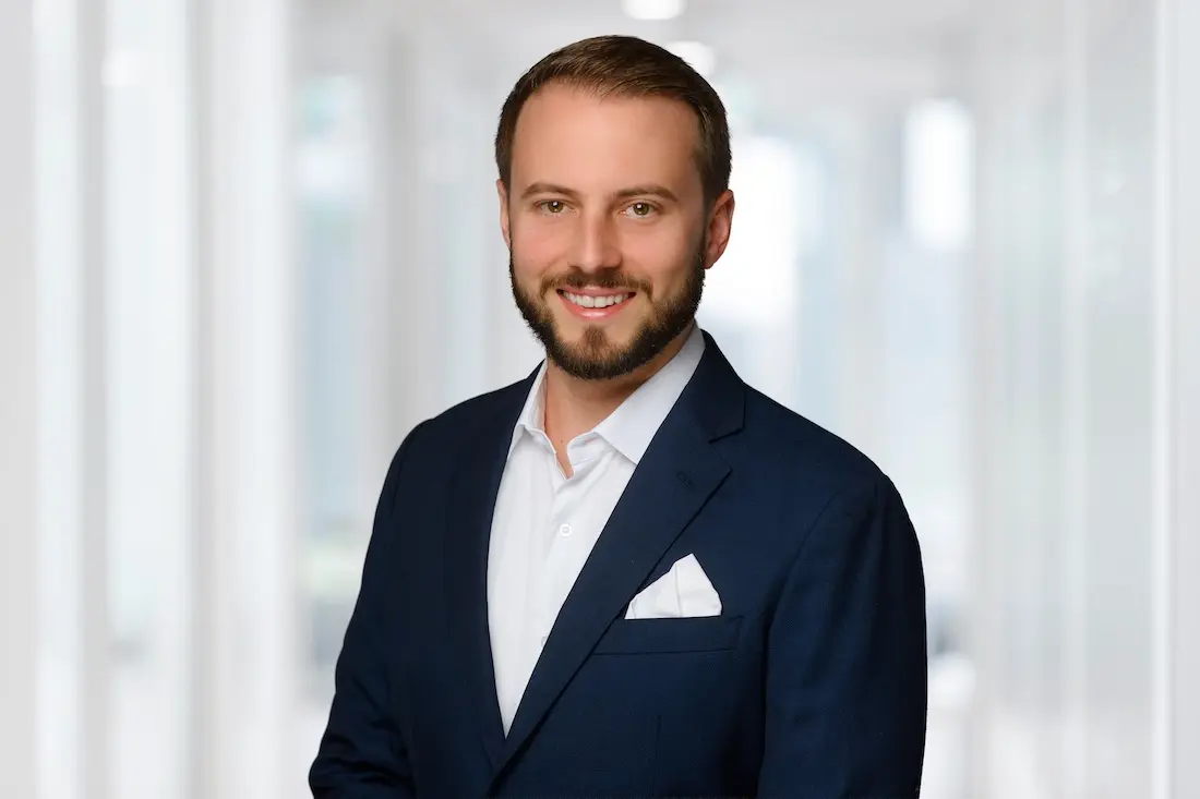 Simon Hennen übernimmt zum 1. Dezember 2026 die Position des Sales Director bei Allianz Partners Deutschland