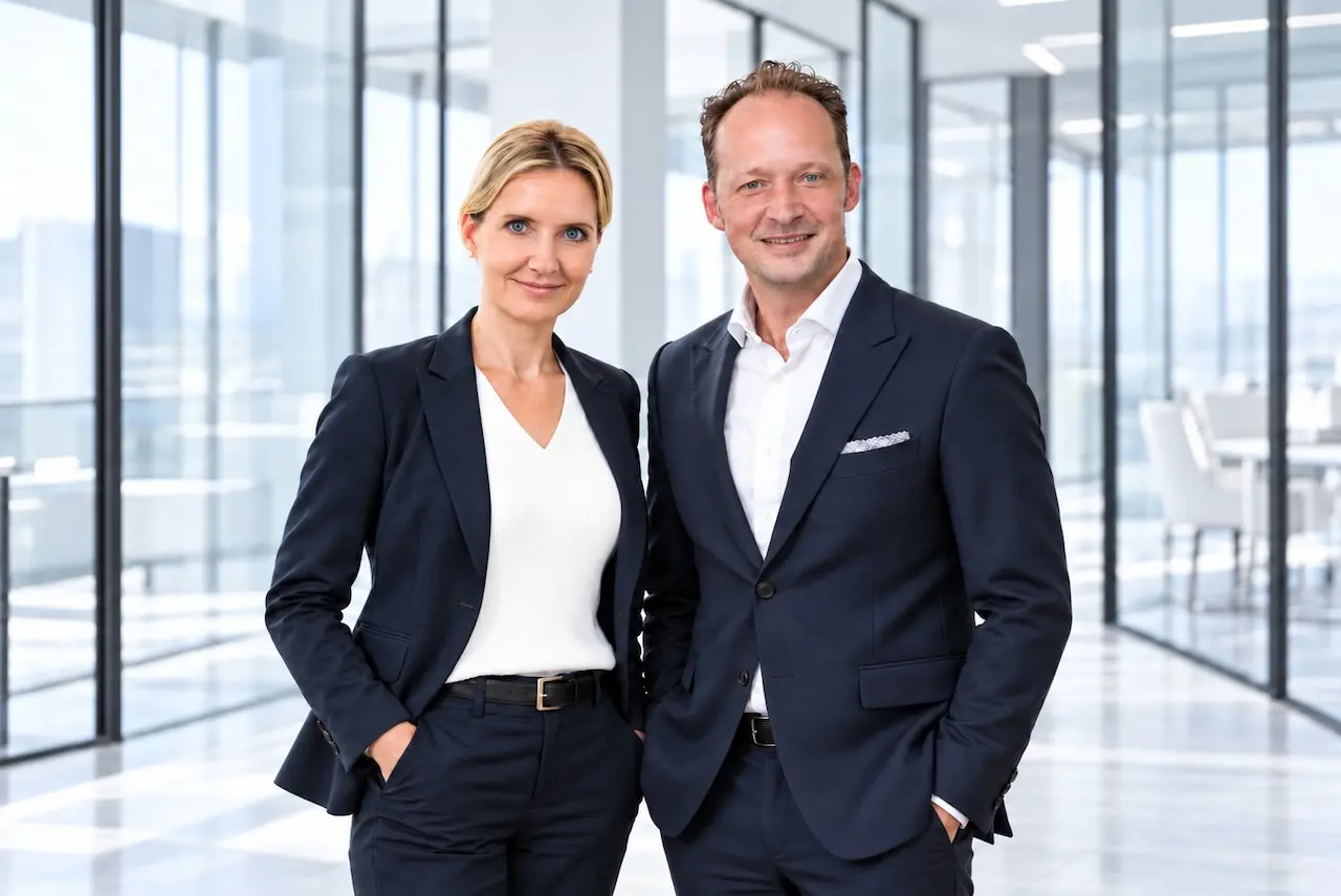 Dr. Lucie Lotzkat und Sascha Mermann, beide von Poll Finance