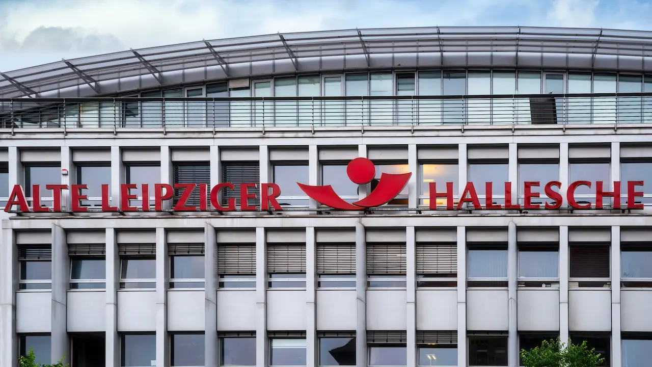 Gebäude mit den Logos der Alte Leipziger und der Hallesche