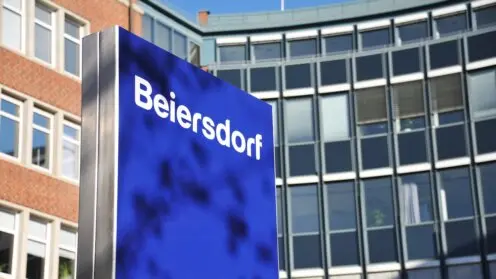 Das Beiersdorf-Firmenschild vor dem Hauptsitz des Konzerns in Hamburg.