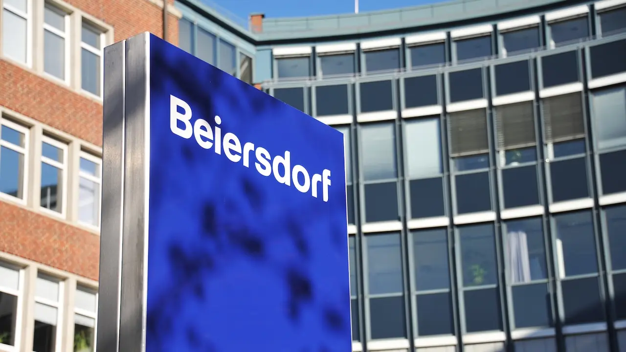 Das Beiersdorf-Firmenschild vor dem Hauptsitz des Konzerns in Hamburg.