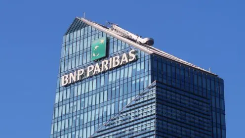 BNP Paribas-Logo auf dem Glastower in Mailand