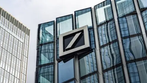Logo der Deutschen Bank auf einer Glasfassade