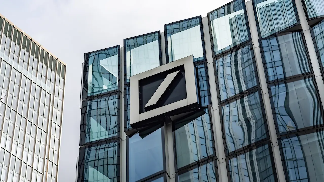 Logo der Deutschen Bank auf einer Glasfassade