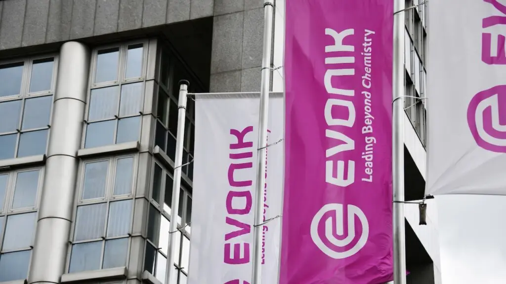 Die Evonik-Flaggen wehen vor der Konzernzentrale des Unternehmens in Essen.