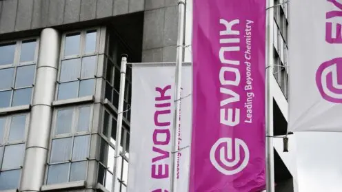 Die Evonik-Flaggen wehen vor der Konzernzentrale des Unternehmens in Essen.
