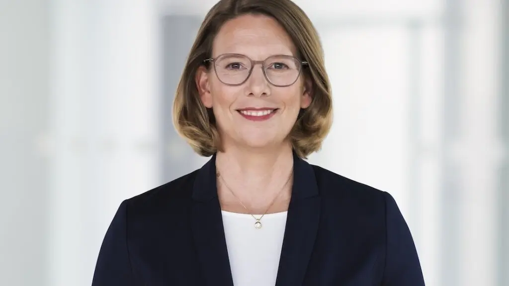 Frauke Fiegl, Vorsitzende des Vorstands der ERGO Krankenversicherung AG, verantwortlich für Produktmanagement, Kommunikation, Recht, Aktuariat und Beteiligungen. Vorsitzende des Vorstands der DKV Deutsche Krankenversicherung AG Verantwortlich für Zentralaufgaben, Aktuariat, Produktmanagement Ergänzungs- und Vollversicherung Mitglied des Vorstands der ERGO Deutschland AG Verantwortlich für Gesundheit und Reise