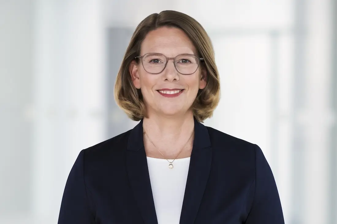 Frauke Fiegl, Vorsitzende des Vorstands der ERGO Krankenversicherung AG, verantwortlich für Produktmanagement, Kommunikation, Recht, Aktuariat und Beteiligungen. Vorsitzende des Vorstands der DKV Deutsche Krankenversicherung AG Verantwortlich für Zentralaufgaben, Aktuariat, Produktmanagement Ergänzungs- und Vollversicherung Mitglied des Vorstands der ERGO Deutschland AG Verantwortlich für Gesundheit und Reise