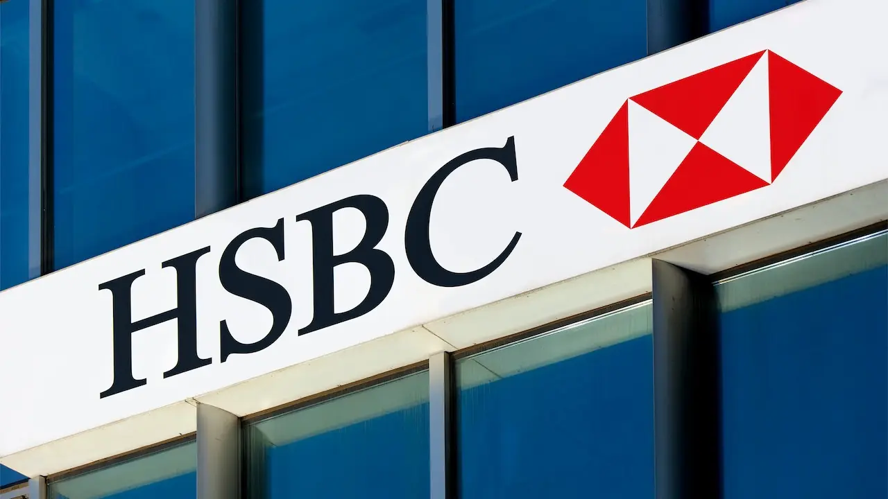 Das rot-weiße HSBC-Logo an einer Glasfassade
