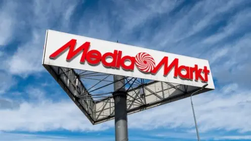 Schild mit MediaMarkt-Logo unter blauem Himmel