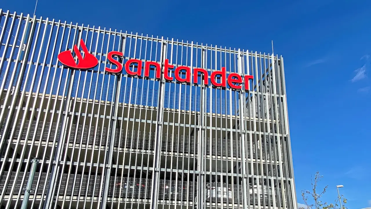 Santander-Logo auf einem modernen Parkhaus
