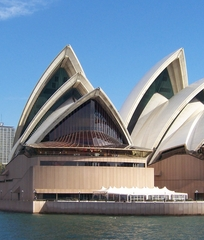 Das Opernhaus ist das Wahrzeichen von Sydney.