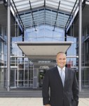 Carsten Eckert vor dem Unternehmenssitz der KGAL in Grünwald